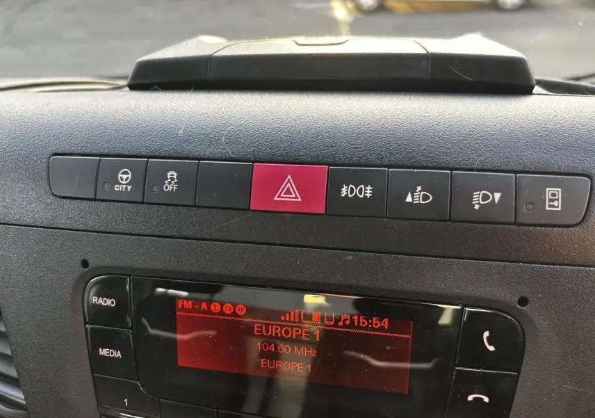 Tableau de bord du Iveco Daily blanc 2020, vue intérieure centrée sur les commandes et l'écran radio affichant Europe 1.