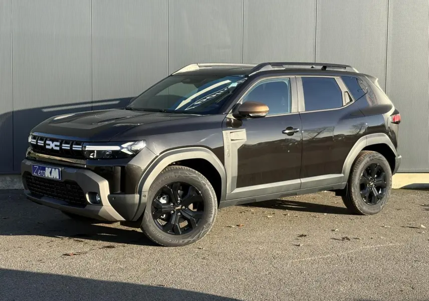 Dacia Duster 2026 noir nacré en 3/4 avant droit avec jantes noires et coques de rétroviseur brun cuivré.