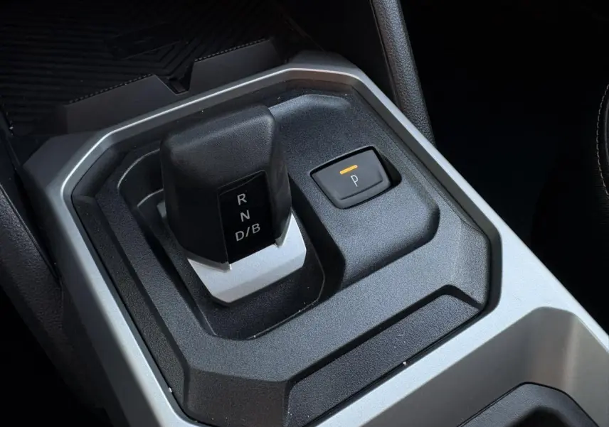 Gros plan sur le levier de vitesses automatique noir et gris du Dacia Duster 2026, version hybride essence.