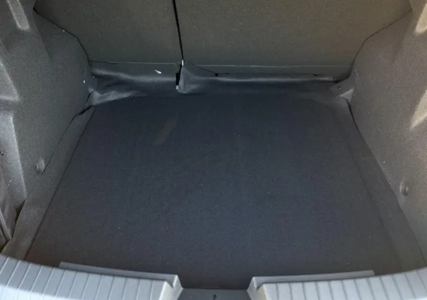 Coffre vide vu de dessus du Dacia Duster noir nacré, montrant l'espace de chargement intérieur.