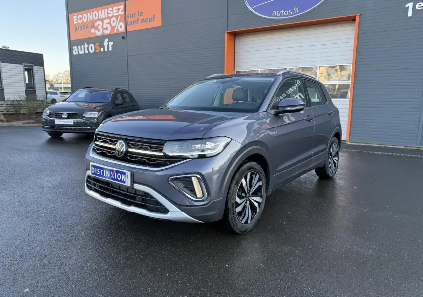 Volkswagen T-Cross gris cendre en 3/4 avant droit, avec projecteurs Matrix LED et jantes alliage distinctives.
