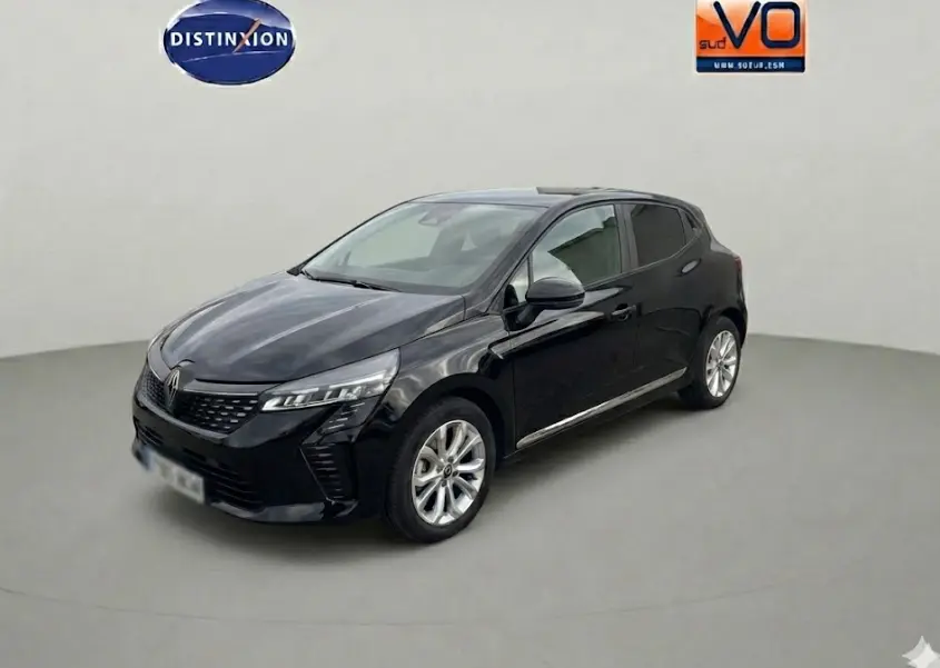 Renault Clio V dCi 100 Evolution noire vue 3/4 avant droit, vitres surteintées et jantes alliage visibles.