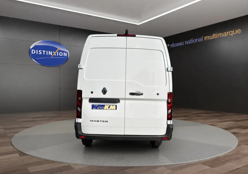 Vue arrière d’un utilitaire Renault Master blanc, portes battantes fermées, avec logo et plaque Zero KM visible.