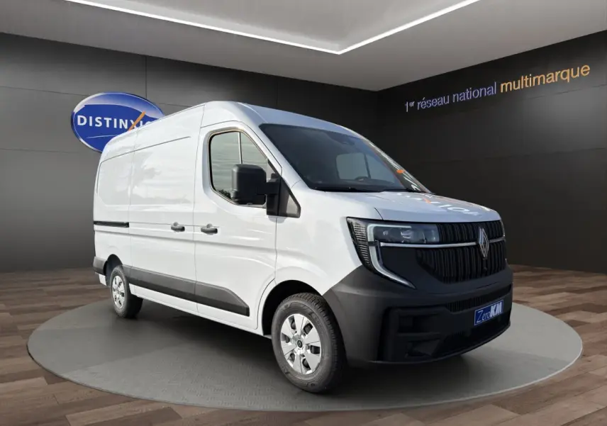 Renault Master blanc en vue 3/4 avant droit, avec calandre noire et jantes argentées, sur podium intérieur.