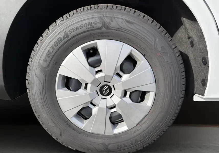 Gros plan sur la roue avant droite du Renault Master blanc, avec jante argentée et pneu Goodyear Vector 4Seasons.