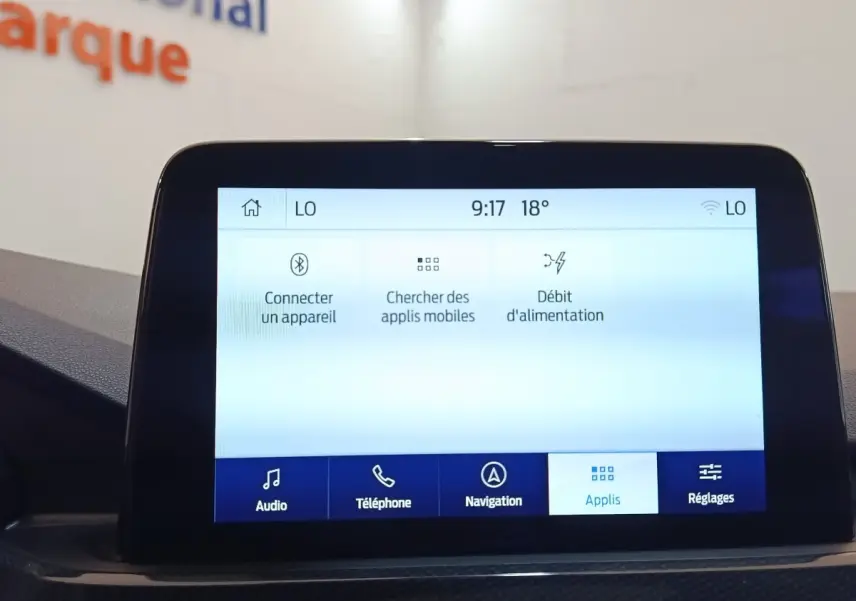 Écran tactile central du Ford Kuga gris foncé 2023 affichant les options de connexion et applications.