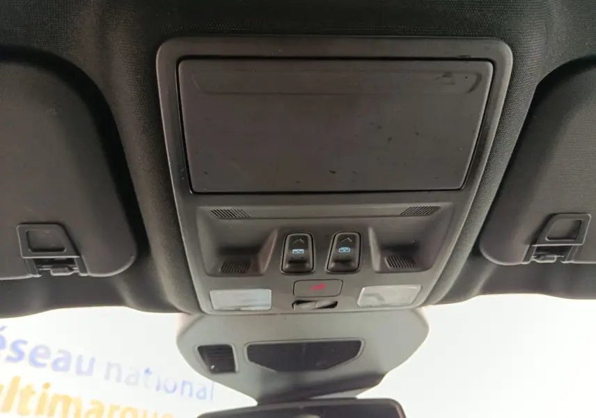 Plafonnier intérieur avec commandes d'ouverture de toit ouvrant et éclairages, Ford Kuga gris foncé 2023.