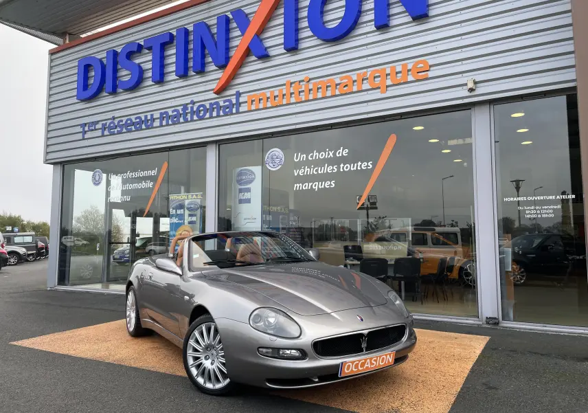 Maserati Spyder gris Nuvolari en 3/4 avant, cabriolet avec jantes alliage et plaque "OCCASION" visible.