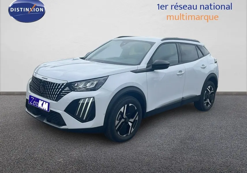 Peugeot 2008 blanc Okenite métal en 3/4 avant droit, avec calandre noire et jantes bicolores distinctives.