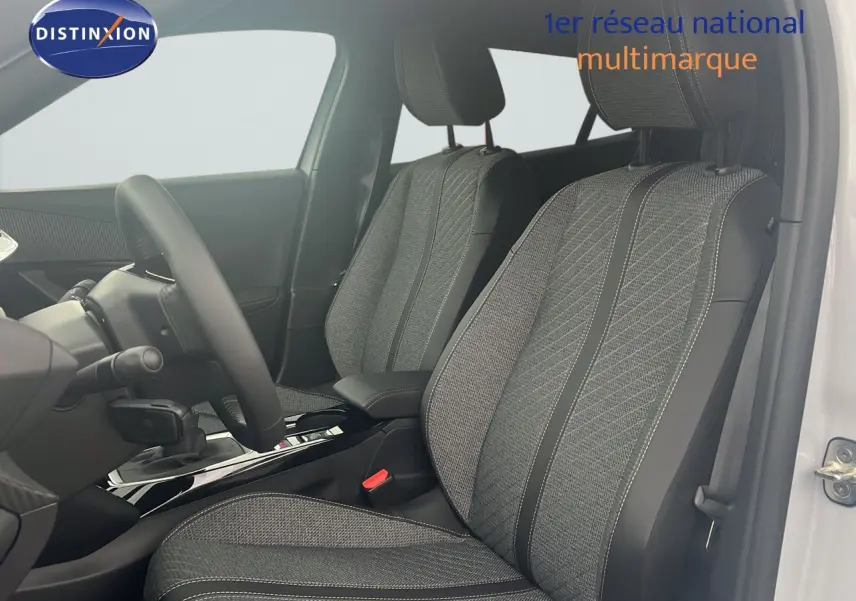 Intérieur du Peugeot 2008 2025 blanc Okenite, vue côté gauche sur sièges tissu gris à motifs et volant.