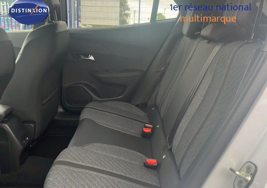 Vue intérieure côté droit des sièges arrière en tissu gris et noir du Peugeot 2008 blanc Okenite Metal 2025.