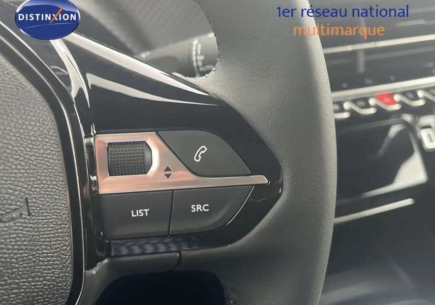 Gros plan sur les commandes gauche du volant du Peugeot 2008 2025 avec finition noire brillante et boutons fonctionnels.