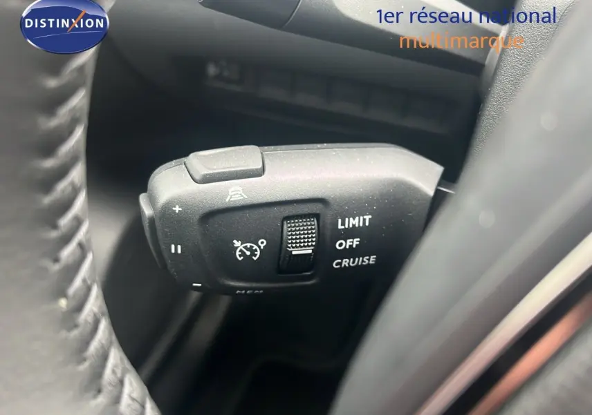 Gros plan sur la commande de régulateur de vitesse du Peugeot 2008 2025, intérieur noir, détails des boutons LIMIT, OFF, CRUISE.