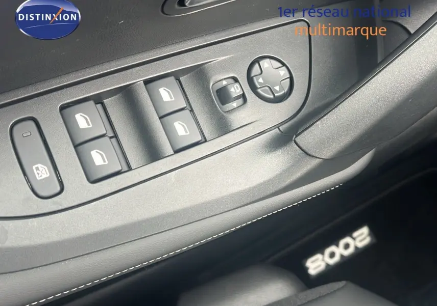 Gros plan sur les commandes de lève-vitres et rétroviseurs côté conducteur d'un Peugeot 2008 2025 intérieur noir.