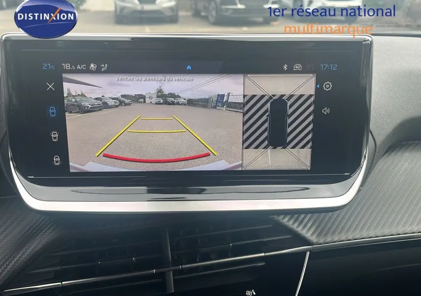 Écran central du Peugeot 2008 2025 montrant la caméra de recul et la vue 360° en stationnement.