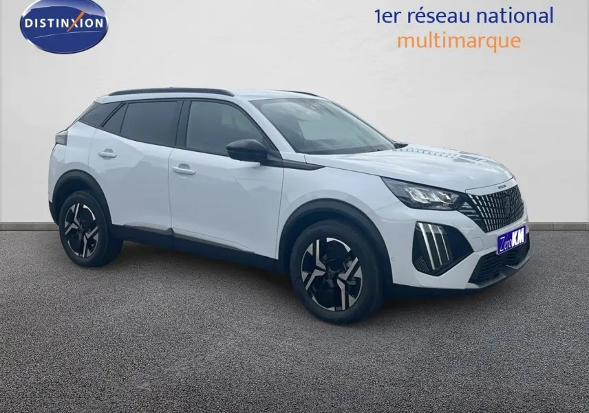 Peugeot 2008 blanc Okenite métal en 3/4 avant droit, avec jantes noires et calandre distinctive LED.