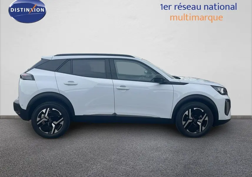 Peugeot 2008 blanc Okenite métal vu de profil côté gauche, avec jantes noires et toit noir contrastant.