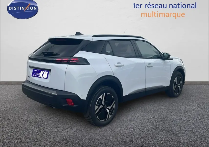 Peugeot 2008 blanc Okenite métal en 3/4 arrière côté droit, avec toit noir et jantes noires bicolores.