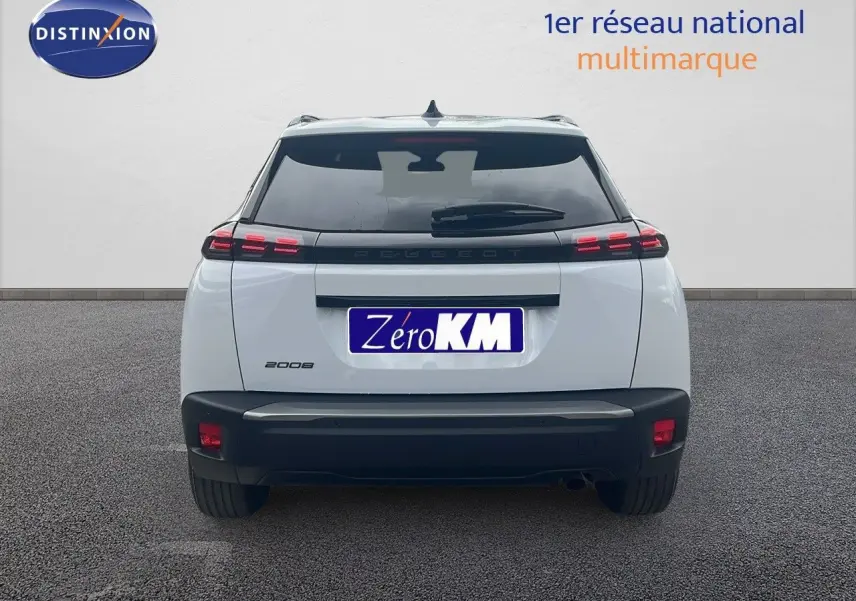 Vue arrière d'un Peugeot 2008 blanc Okenite Metal de 2025 avec feux LED et hayon fermé sur fond neutre.