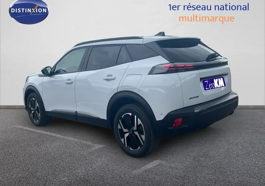 Peugeot 2008 blanc Okenite métal en 3/4 arrière côté gauche avec toit noir et jantes noires bicolores.