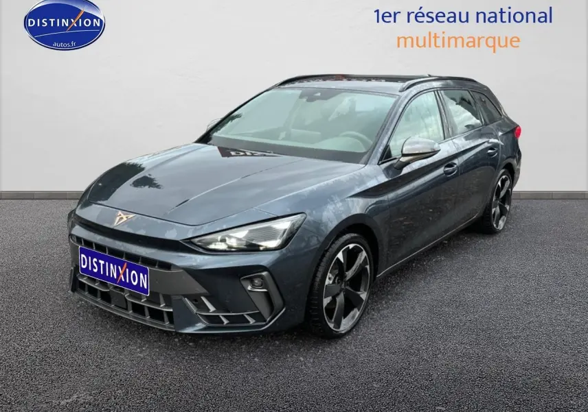 Vue 3/4 avant droite d'une CUPRA LEON ST gris magnétique avec jantes alliage et calandre marquée.