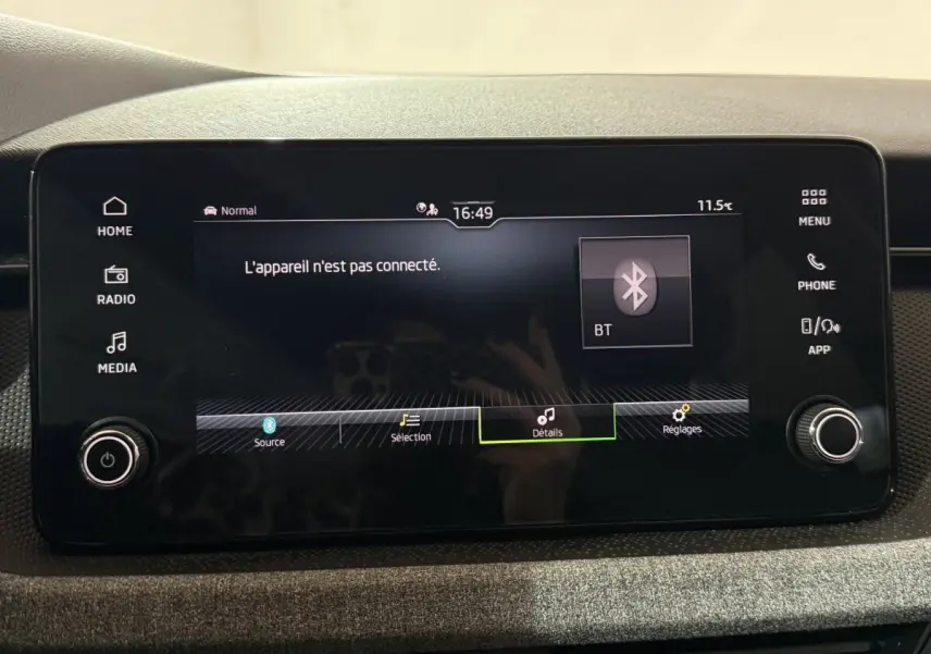 Écran tactile central du tableau de bord du Skoda Kamiq 2024 affichant un message Bluetooth non connecté.