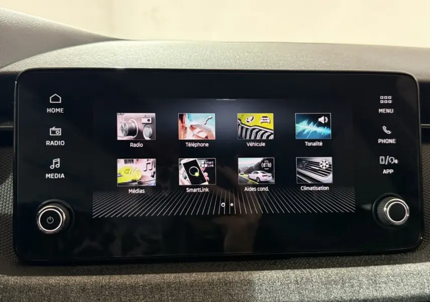 Écran tactile central de 8,25 pouces du Skoda Kamiq 2024 affichant les menus radio, téléphone et véhicule.
