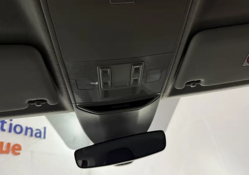 Vue intérieure du plafonnier et du rétroviseur intérieur d'une Skoda Kamiq 2024, finition Selection.