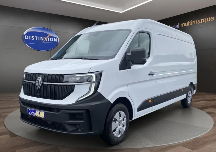 Renault Master blanc vu en 3/4 avant droit, avec calandre noire et roues équipées de pneus tous temps.
