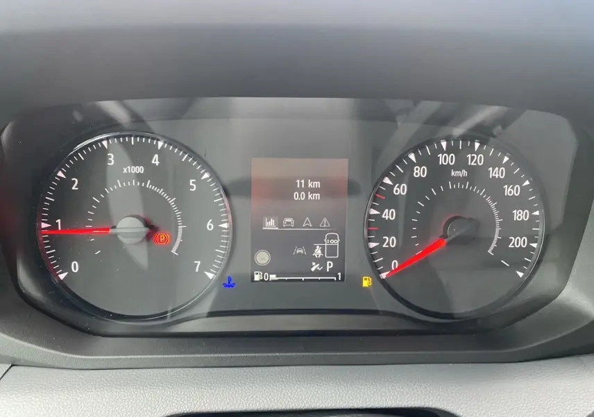 Vue rapprochée du combiné d'instrumentation du Renault Master blanc, affichant compte-tours, vitesse et écran digital.