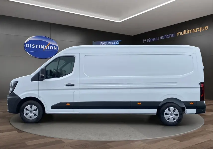 Renault Master blanc en vue profil côté gauche, avec protections noires et jantes argentées visibles.