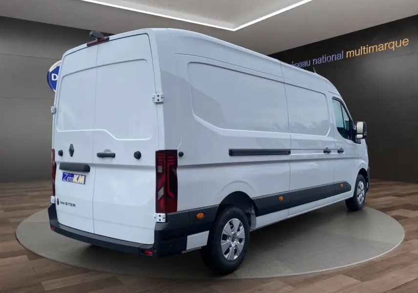 Renault Master blanc en 3/4 arrière droit, fourgon utilitaire avec portes arrière tôlées ouvertes à 270°.