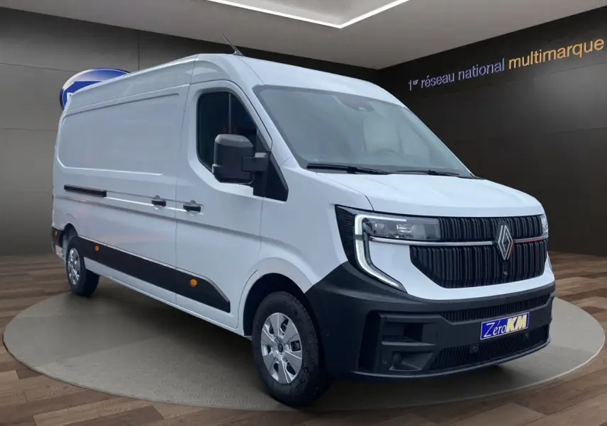 Renault Master blanc en 3/4 avant droit, avec calandre noire et roues équipées de pneus tous temps.