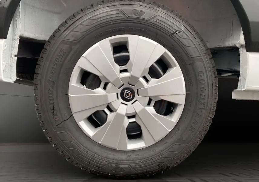 Gros plan sur la roue avant droite blanche du Renault Master 2025 avec enjoliveur gris et pneu Goodyear tous temps.