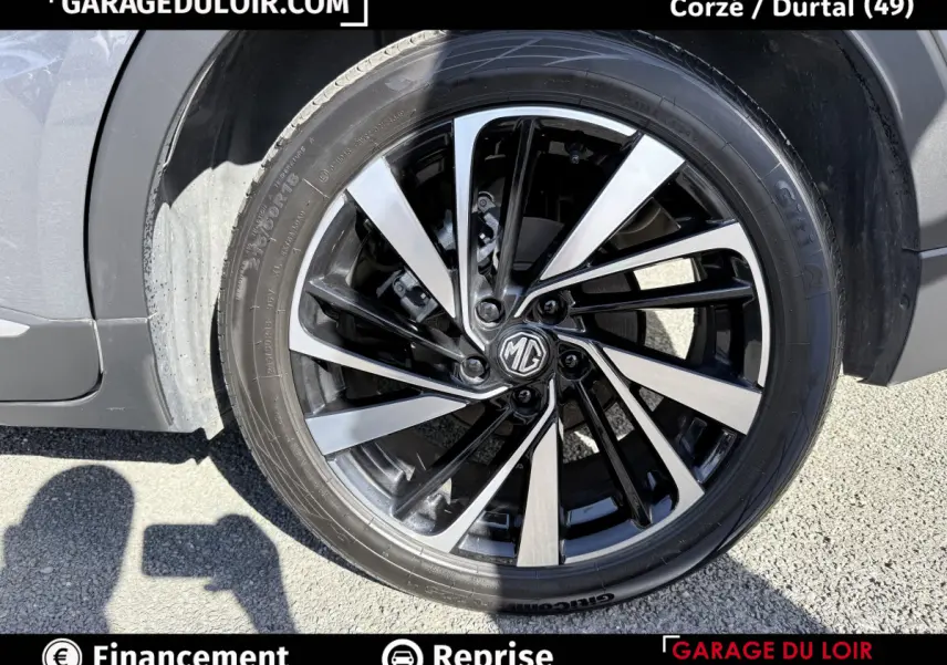 Gros plan sur la jante alliage bicolore noir et argent du MG MOTOR ZS gris clair, côté avant droit.
