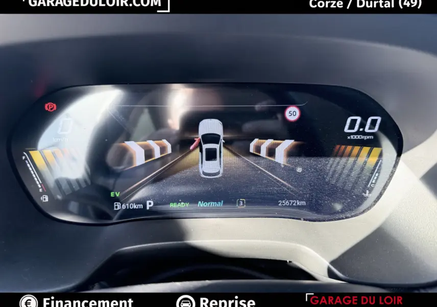 Tableau de bord numérique MG ZS Hybrid+ Luxury 2025 affichant vitesse, autonomie et alertes de conduite.