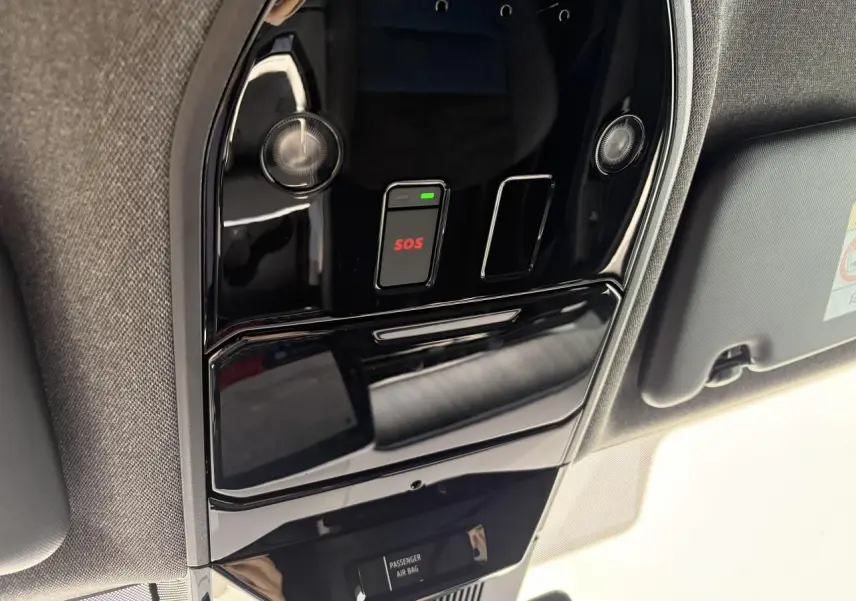 Vue en gros plan du plafonnier noir brillant avec bouton SOS dans l’habitacle du Renault Rafale Summit Blue 2025.