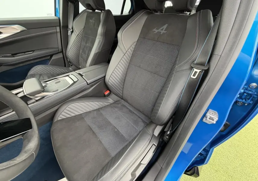 Vue intérieure côté conducteur du Renault Rafale Summit Blue 2025, sièges sport en Alcantara avec logo Alpine brodé.