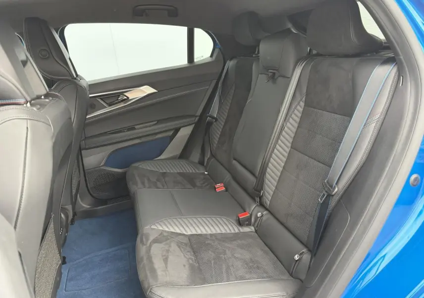 Vue intérieure côté droit des sièges arrière en Alcantara noir avec surpiqûres bleues du Renault Rafale Summit Blue 2025.