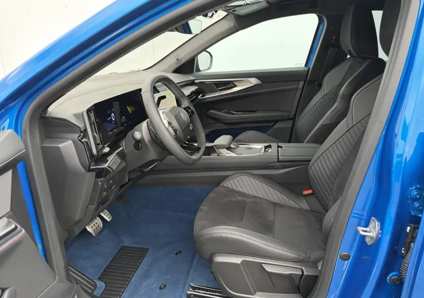 Vue intérieure côté conducteur de la Renault Rafale Summit Blue 2025, sièges sport noirs et volant Alcantara.