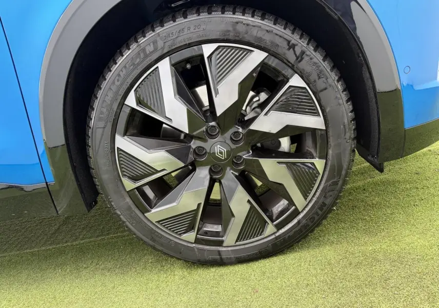 Gros plan sur la jante alliage noire et argentée du côté gauche d’un Renault Rafale Summit Blue 2025.