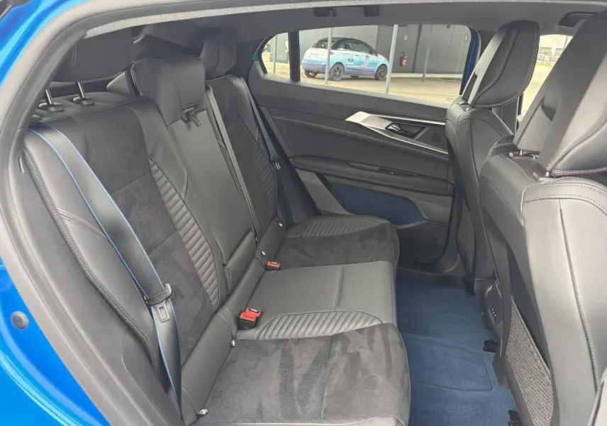 Vue intérieure côté droit de la banquette arrière en sellerie Alcantara noire avec surpiqûres bleues du Renault Rafale Summit Blue.