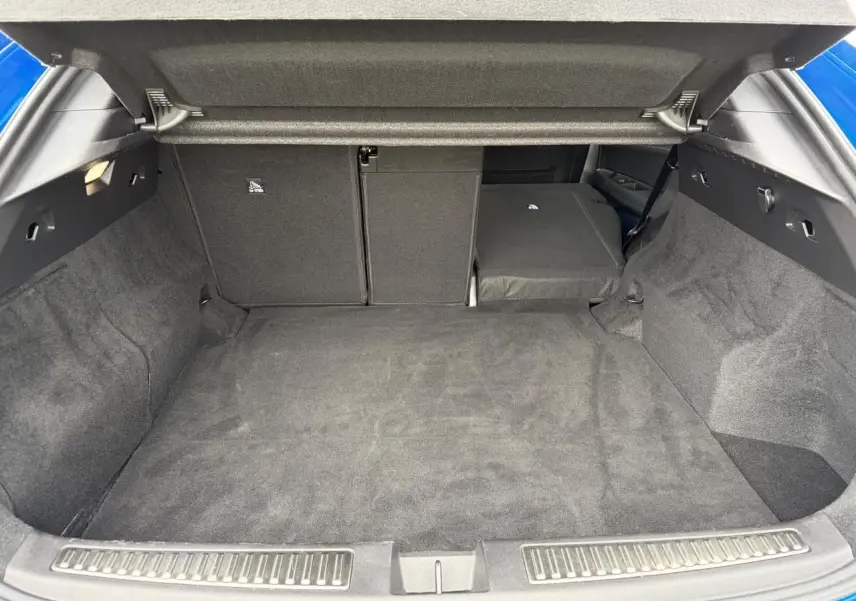 Coffre ouvert vu de l'arrière d'une Renault Rafale Summit Blue avec banquette arrière partiellement rabattue.