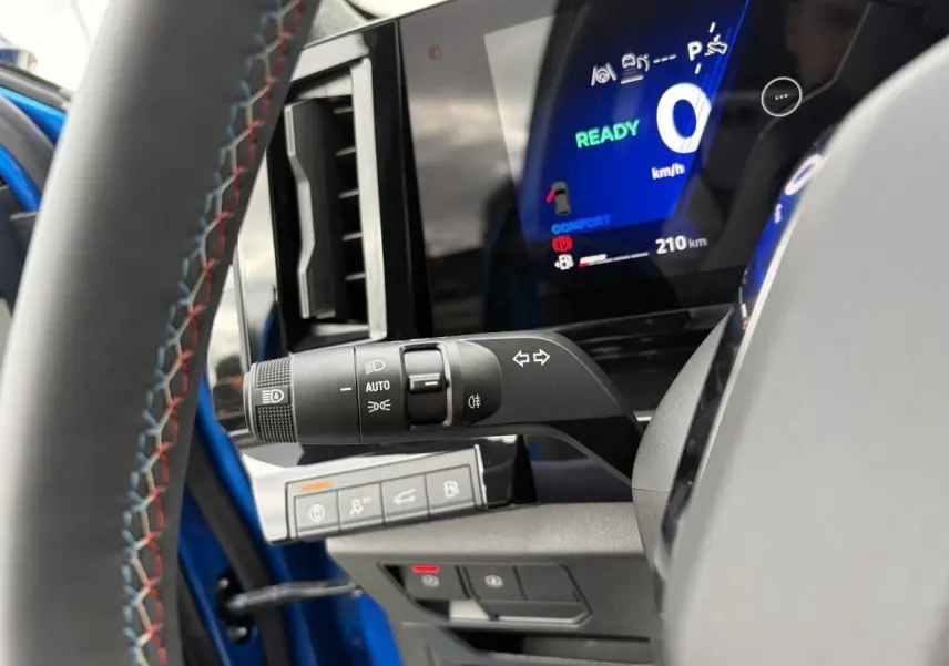 Intérieur Renault Rafale Summit Blue, vue sur le combiné d'instruments digital et commandes au volant avec surpiqûres tricolores.