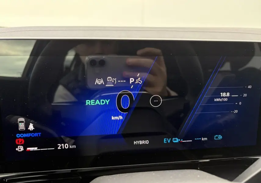 Affichage numérique du tableau de bord de la Renault Rafale 1.2 E-TECH 4x4 en mode hybride, avec indication 0 km/h et autonomie 210 km.