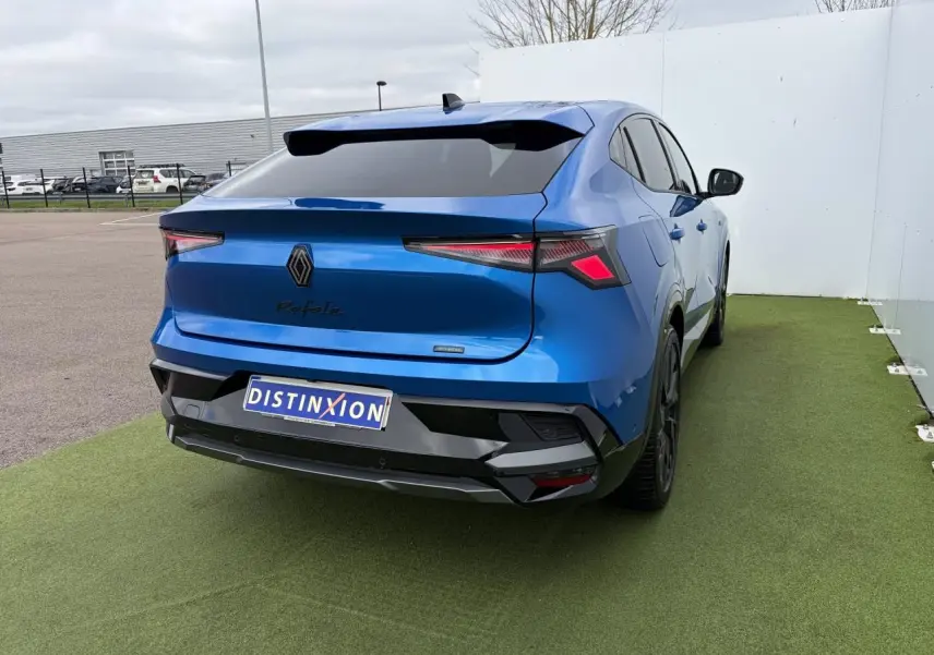 Vue 3/4 arrière droite d’un Renault Rafale bleu sommet avec feux arrière LED et jantes noires.