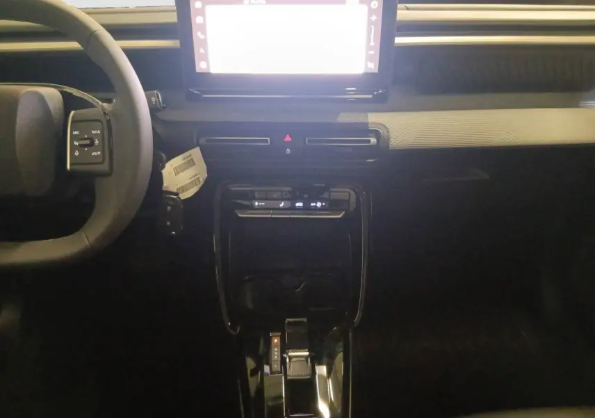 Vue intérieure centrée sur la console et volant du Citroën C3 Aircross hybride 2025 avec écran tactile lumineux.