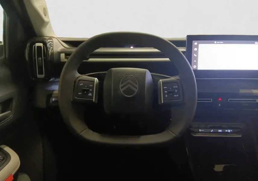 Vue frontale du volant noir de la Citroën C3 Aircross 2025 avec écran tactile et commandes intégrées au tableau de bord.