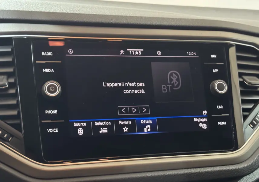 Écran tactile central du tableau de bord du Volkswagen T-Roc gris foncé, affichant un message Bluetooth non connecté.