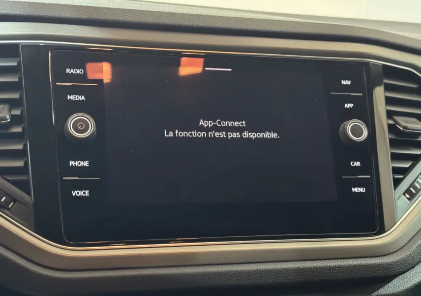 Écran tactile central du tableau de bord du Volkswagen T-Roc 2021, affichant un message d'erreur App-Connect.